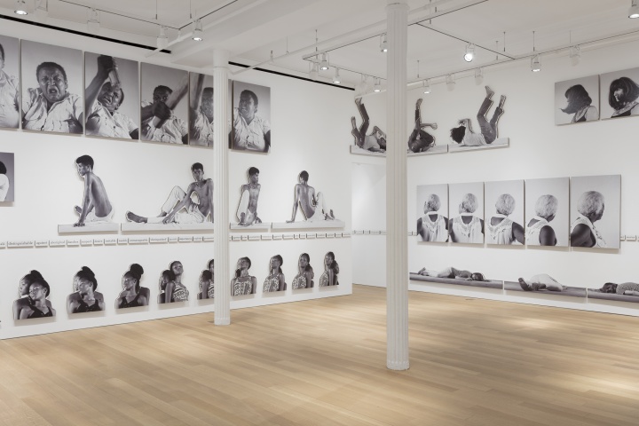 Vista de la exposición "Eu, mestiço", de Jonathas de Andrade, en Alexander and Bonin, Nueva York, 2018. Cortesía de la galería