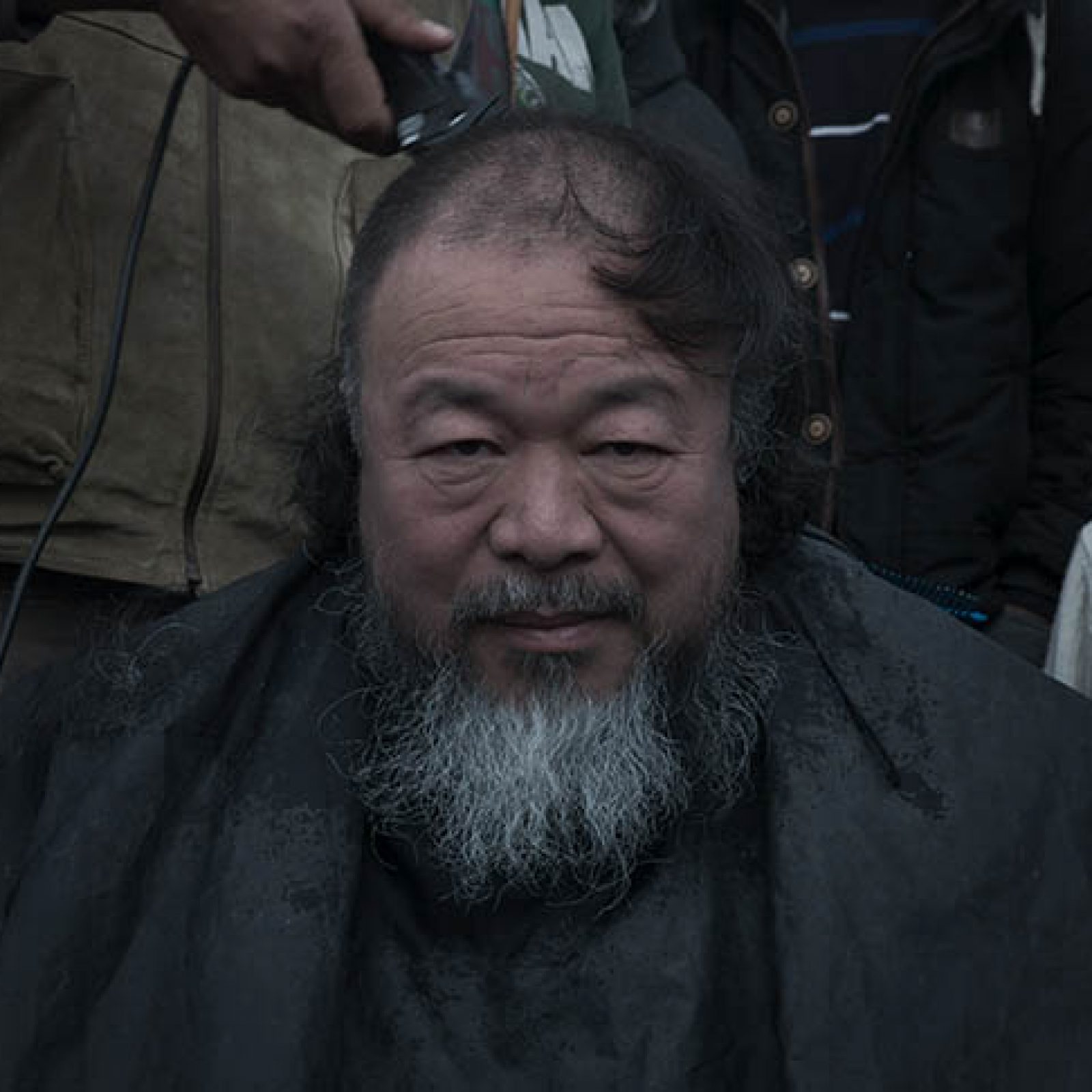El artista Ai Weiwei en el campamento Idomeni, Grecia. Fotograma del documental Marea Humana del artista chino, próximo a estrenarse en Chile por Fundación CorpArtes. Foto: cortesía CorpArtes.
