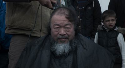 El artista Ai Weiwei en el campamento Idomeni, Grecia. Fotograma del documental Marea Humana del artista chino, próximo a estrenarse en Chile por Fundación CorpArtes. Foto: cortesía CorpArtes.