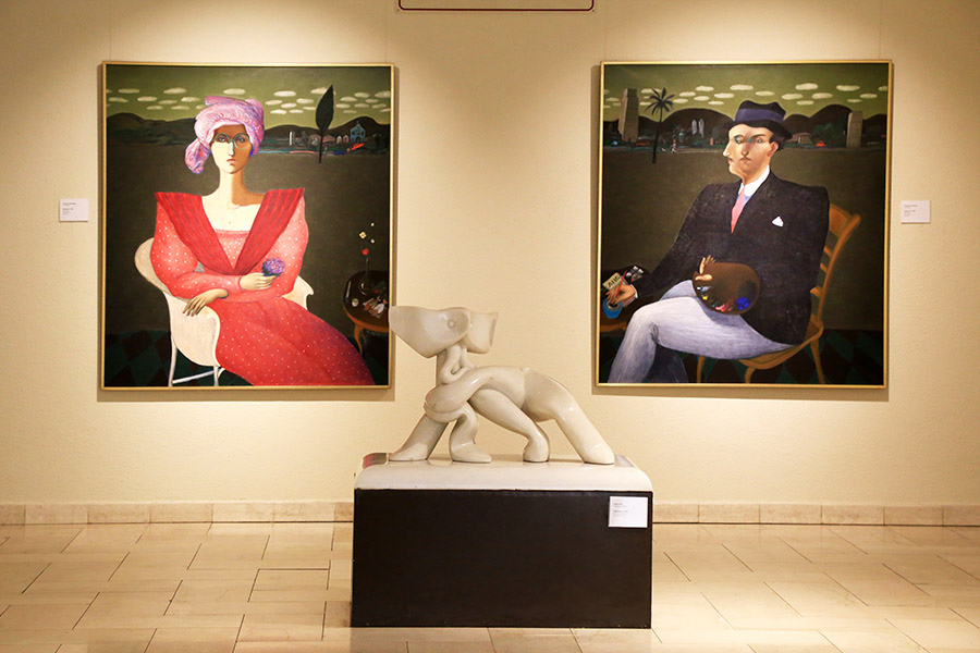 Obras de Gonzalo Cienfuegos, al fondo, parte de la Colección Ralli de Arte Latinoamericano en exhibición en el Museo Ralli de Santiago, Chile. Foto: cortesía del museo.