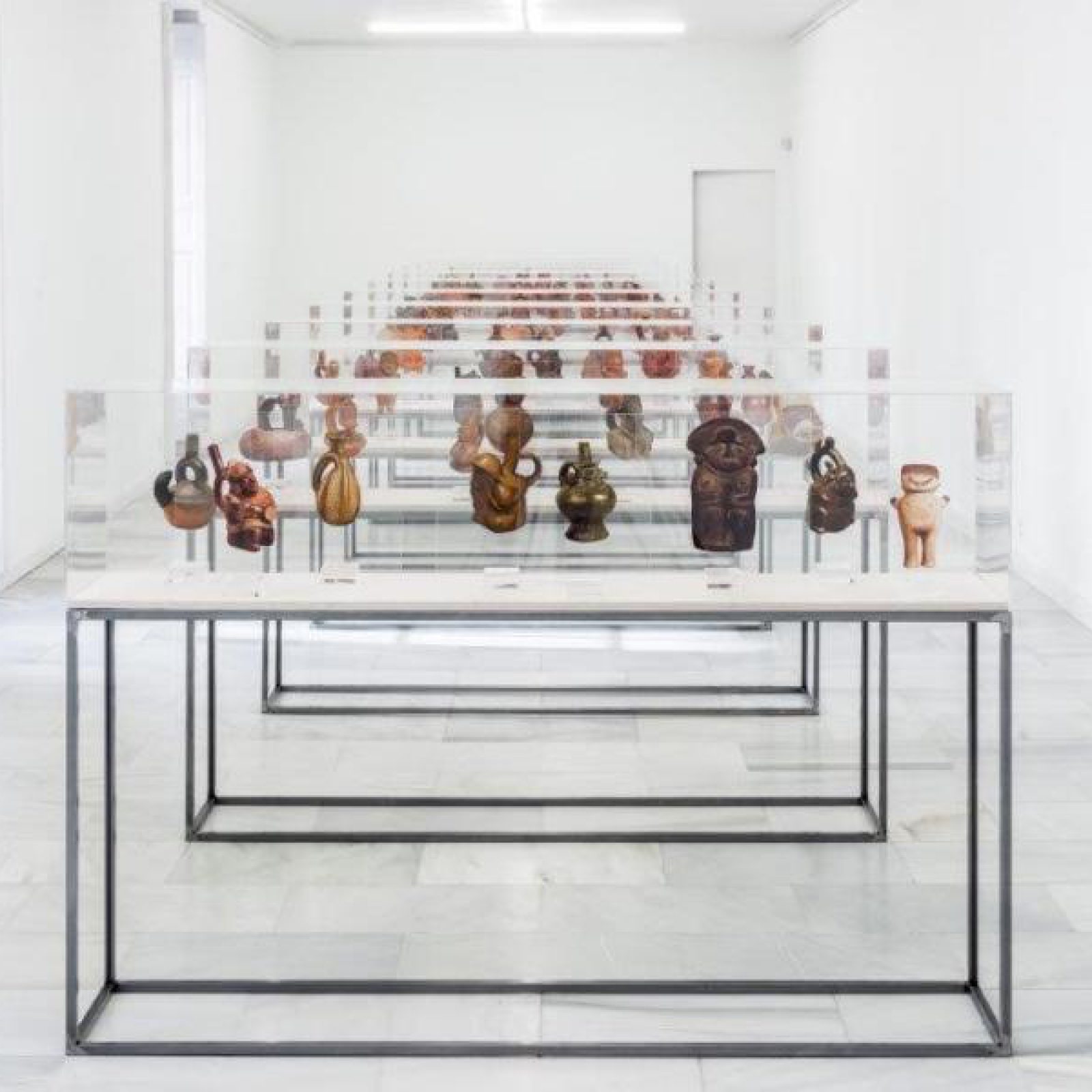 Sandra Gamarra, "Rojo Indio". Vista de la exposición en Galería Juana de Aizpuru, Madrid, 2018. Foto: Oak Taylor-Smith