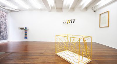 Matías Armendaris. Vista de la exposición "Lo que flota en el mar", en Sketch Gallery, Bogotá, Colombia. Cortesía del artista
