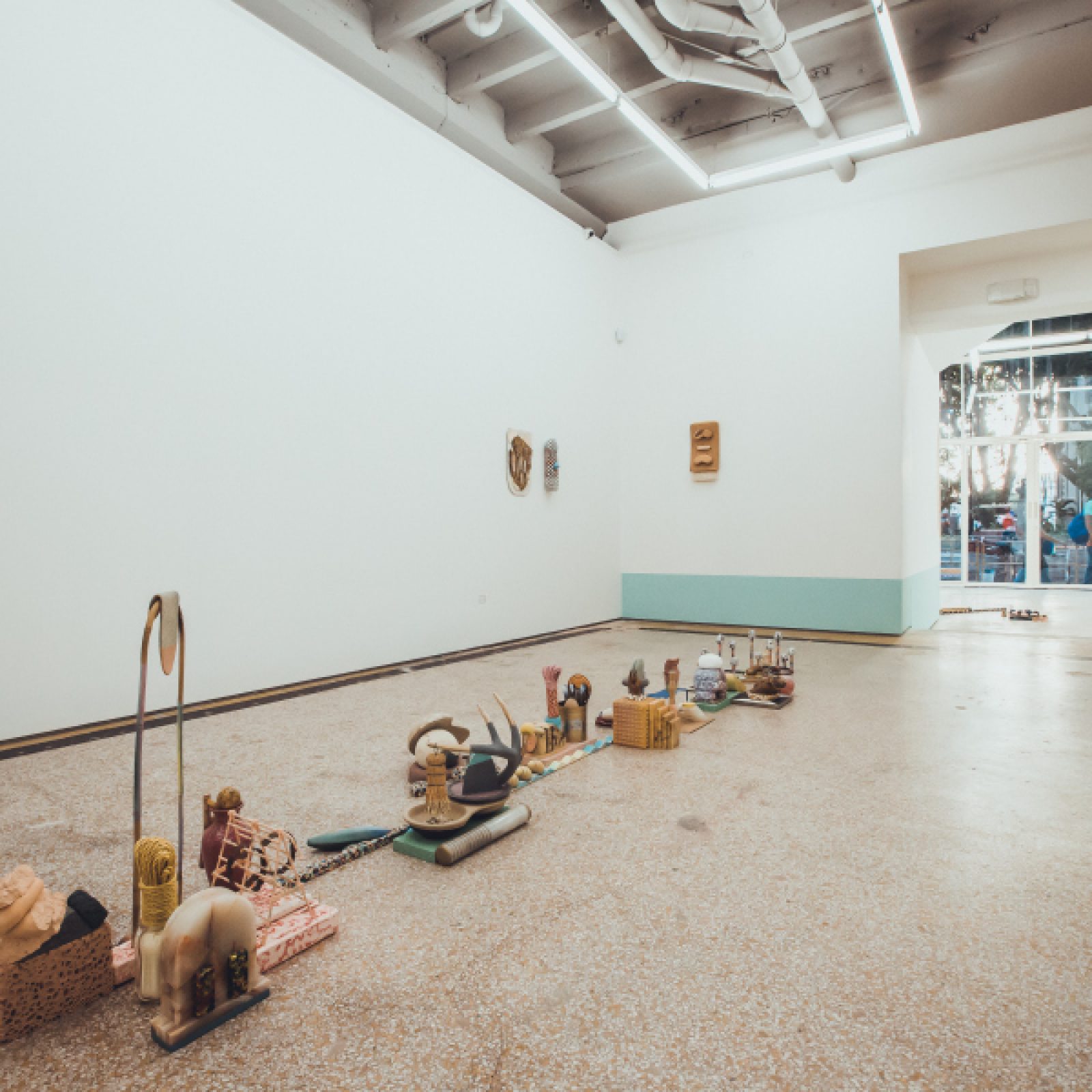 Vista de la exposición "Volviendo a los Descalzos (Caminos Dominicales)", de Juan Pablo Garza, en DiabloRosso, Ciudad de Panamá, 2018. Foto: Andrés Niño. Cortesía: DiabloRosso