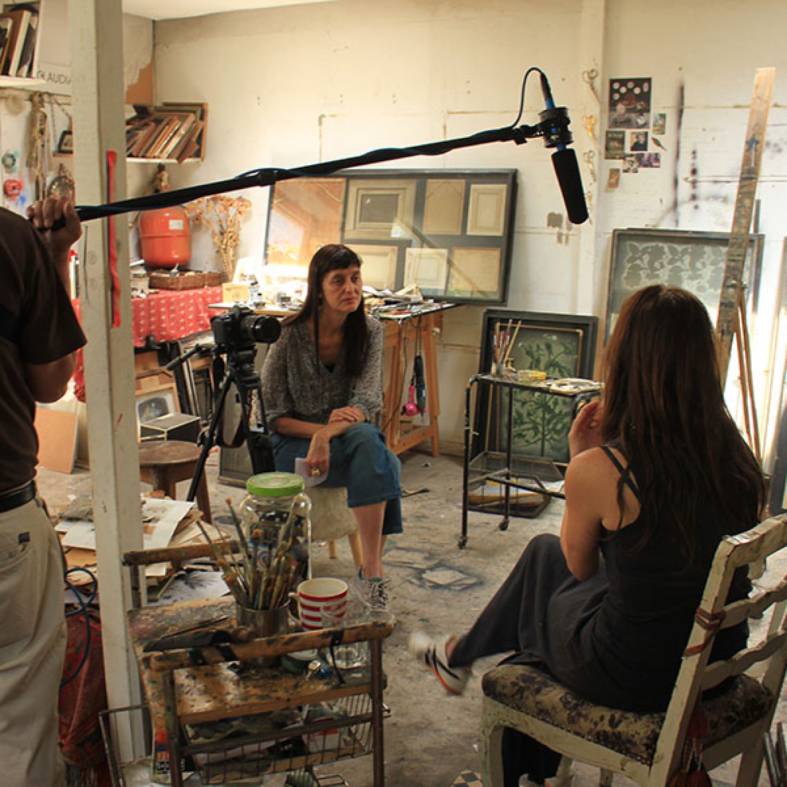 La artista y directora Kaudia Kemper durante la filmación de uno de los documentales. Foto: cortesía SXC Cooperativa de Artistas.