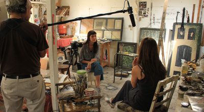 La artista y directora Kaudia Kemper durante la filmación de uno de los documentales. Foto: cortesía SXC Cooperativa de Artistas.