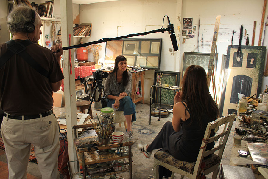 La artista y directora Kaudia Kemper durante la filmación de uno de los documentales. Foto: cortesía SXC Cooperativa de Artistas.
