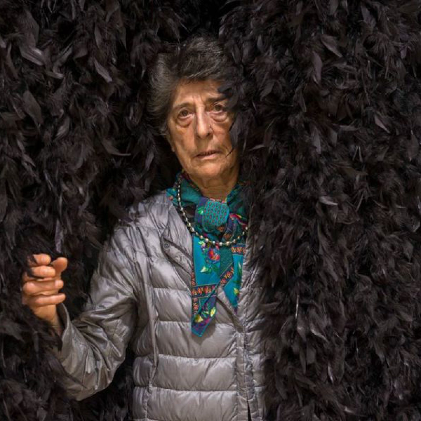 Esther Ferrer en Entrada a una exposición, 1990/2018. Plumas naturales de marabú blancas y negras, 2,30 x 1 x 3 m. Archivo Esther Ferrer © Esther Ferrer, VEGAP, Bilbao, 2018. Foto: Erika Ede