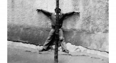 Marcelo Brodsky, Autorretrato fusilado, 1979, (Plaza San Felipe Neri, Barcelona),copia en gelatina de plata, 50 x 61 cm. Cortesía: Espacio de Arte de Fundación OSDE