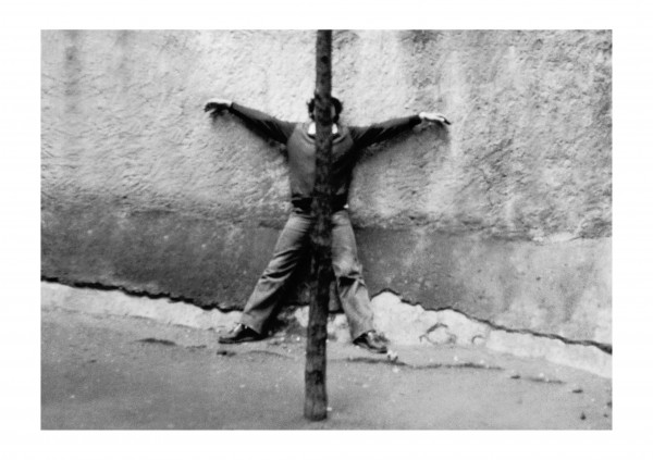 Marcelo Brodsky, Autorretrato fusilado, 1979, (Plaza San Felipe Neri, Barcelona),copia en gelatina de plata, 50 x 61 cm. Cortesía: Espacio de Arte de Fundación OSDE