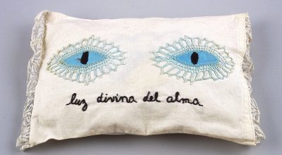 Feliciano Centurión, Luz divina del alma, c. 1996, almohada bordada a mano, 22,2 cm x 38 cm x 7,3 cm aprox. Colección Blanton Museum of Art, EEUU. Foto: Rick Hall