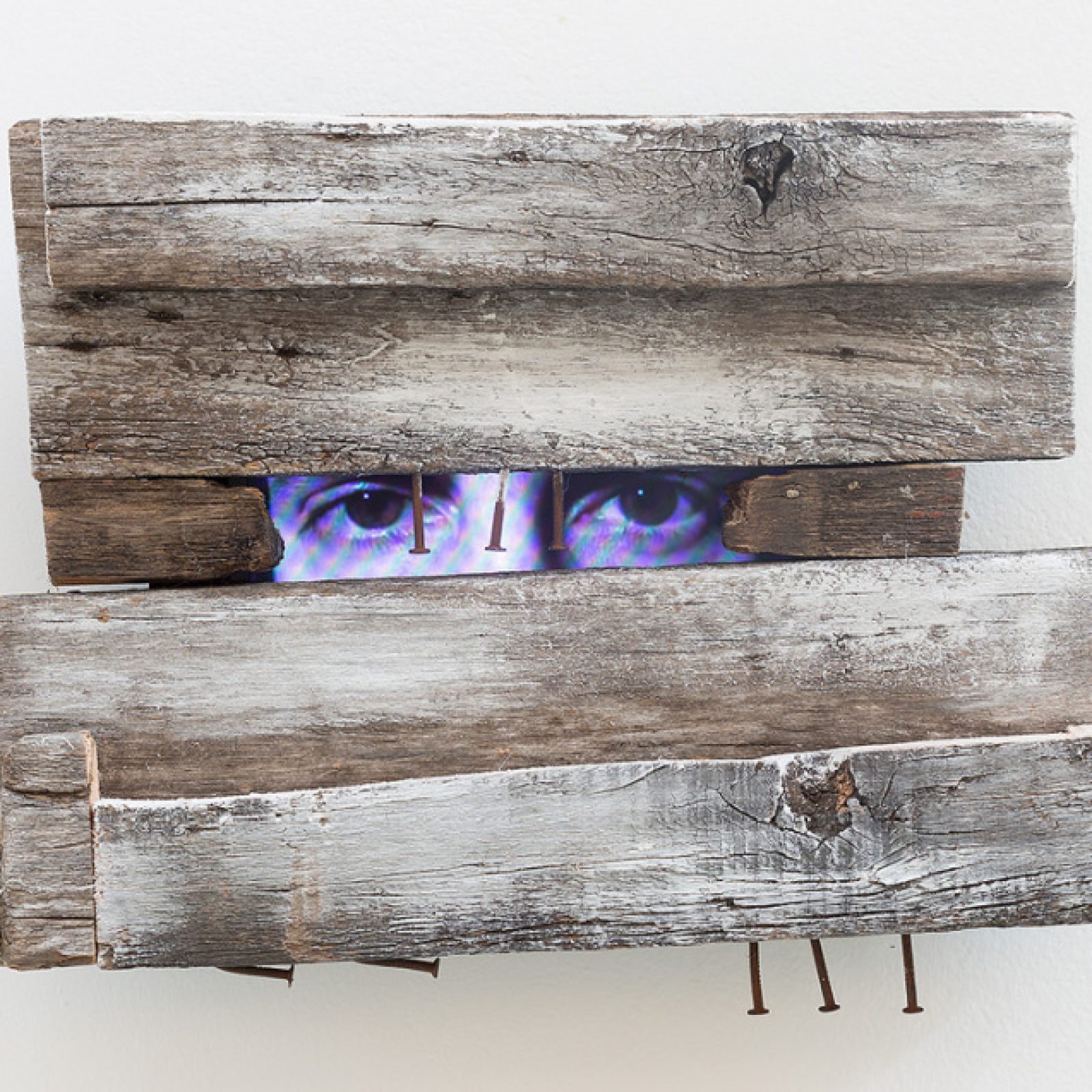 Graciela Sacco, de la serie "Esperando a los bárbaros", 2011, video y fragmentos de madera, 28 x 33 x 8 cm © Zipper Galeria