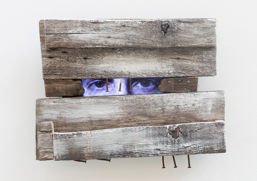 Graciela Sacco, de la serie "Esperando a los bárbaros", 2011, video y fragmentos de madera, 28 x 33 x 8 cm © Zipper Galeria