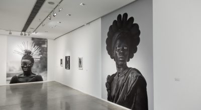 Vista de la exposición "Zanele Muholi: Somnyama Ngonyama [¡Salve, oscura leona!]", en el Museo de Arte Moderno de Buenos Aires, 2018. Foto cortesía del museo