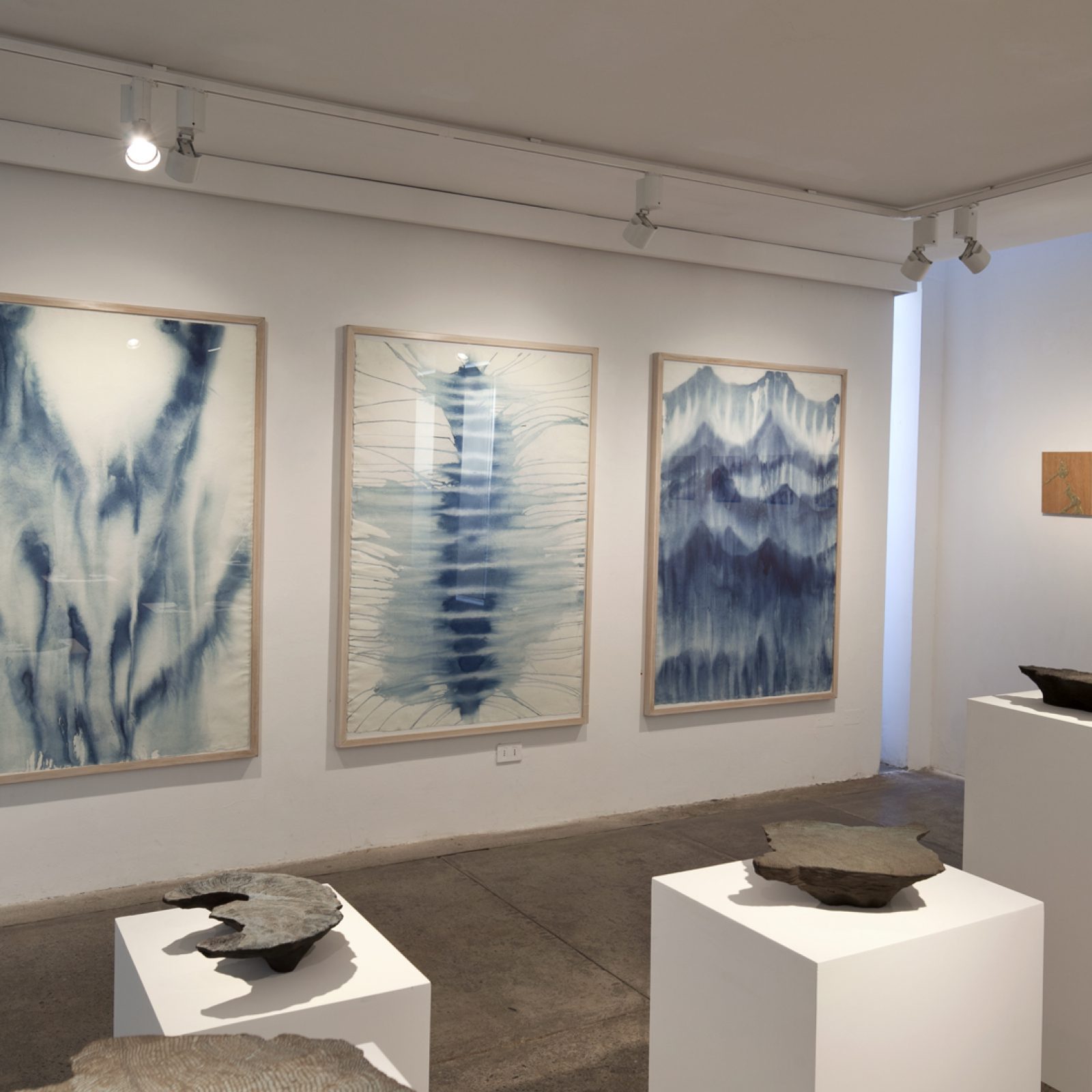 Vista de la exposición "Navegando vi", de Paula Subercaseaux, en XS Galería, Santiago de Chile, 2018. Cortesía de la galería