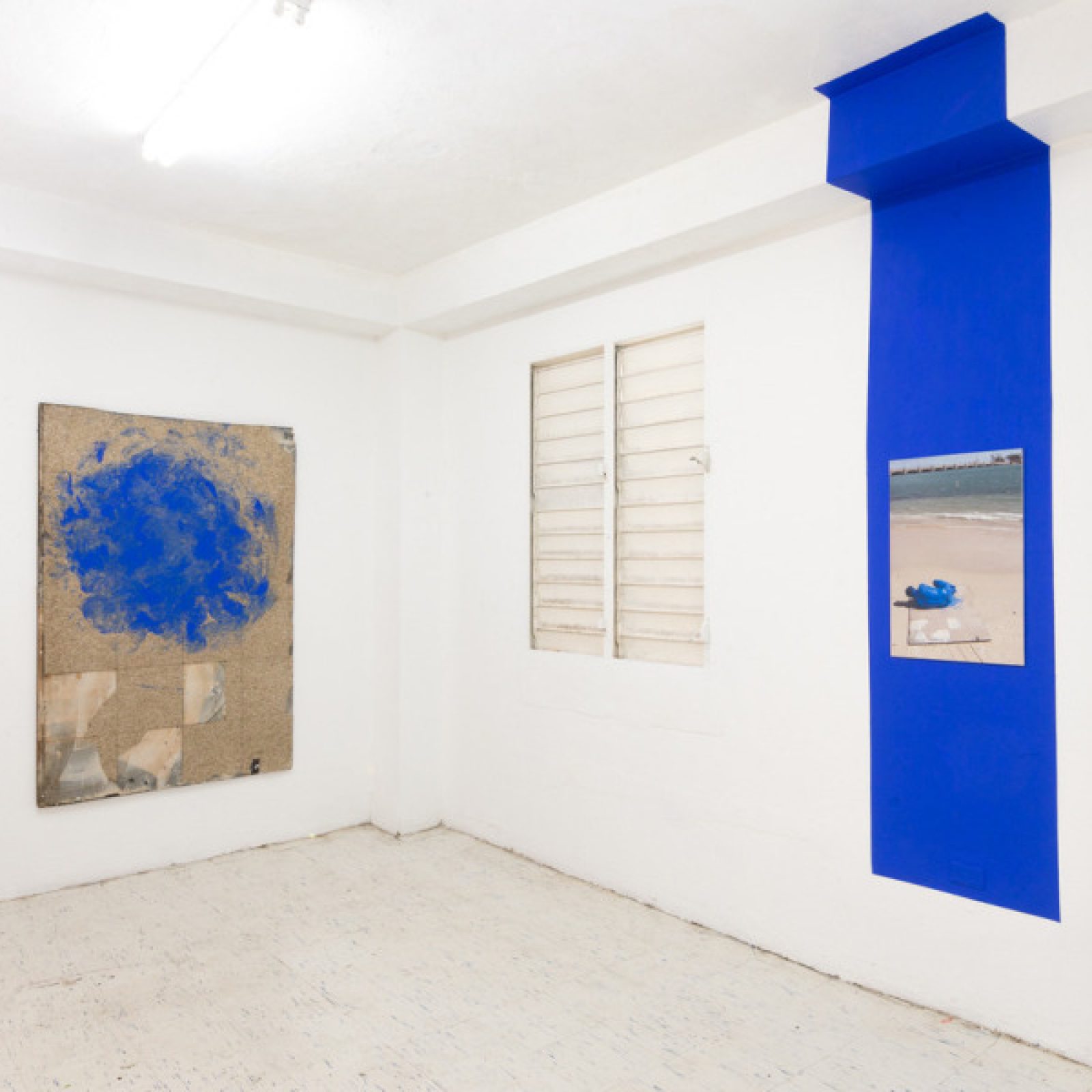 Vista de la exposición "Ultramarino", de Esvin Alarcón Lam, en Hidrante, San Juan, Puerto Rico, 2018. Cortesía de Hidrante y Henrique Faria Fine Arts