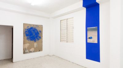 Vista de la exposición "Ultramarino", de Esvin Alarcón Lam, en Hidrante, San Juan, Puerto Rico, 2018. Cortesía de Hidrante y Henrique Faria Fine Arts