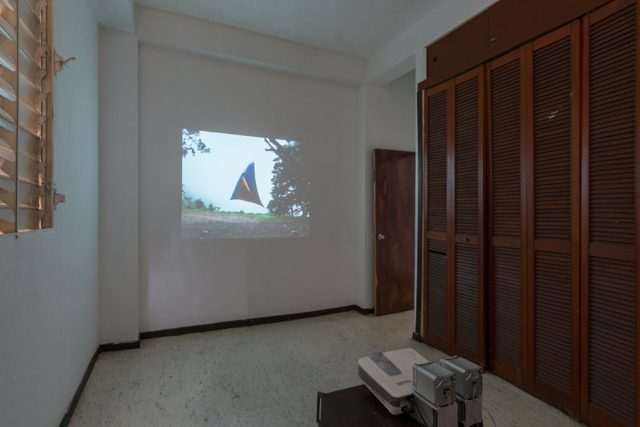 Vista de la exposición "Ultramarino", de Esvin Alarcón Lam, en Hidrante, San Juan, Puerto Rico, 2018. Cortesía de Hidrante y Henrique Faria Fine Arts