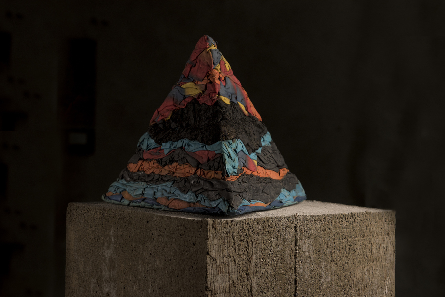 Jorge Eielson, Quipus Pirámide di stracci, 1965, pirámide de ropa de baño, 33 x 33 x 28 cm. Cortesía: Revolver, Lima
