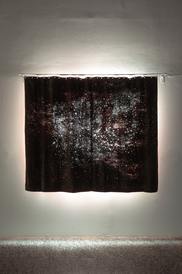 Carlos Rivera, Estrellas Rojas, 2017, blackout negro retroiluminado, 253 x 155 cm. Cortesía del artista. Foto: Felipe Ugalde