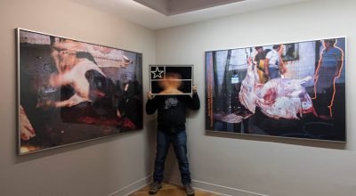 Carlos Gallardo en su exposición "A la carne de Chile", en D21 Proyectos de Arte, Santiago de Chile, 2018. Foto: Jorge Brantmayer