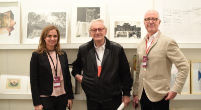 El artista Leandro Katz (centro) junto al director de la galería Henrique Faria, Mauro Herlitzka (der.). Foto cortesía arteBA Fundación