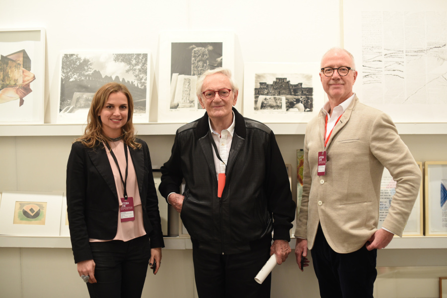 El artista Leandro Katz (centro) junto al director de la galería Henrique Faria, Mauro Herlitzka (der.). Foto cortesía arteBA Fundación