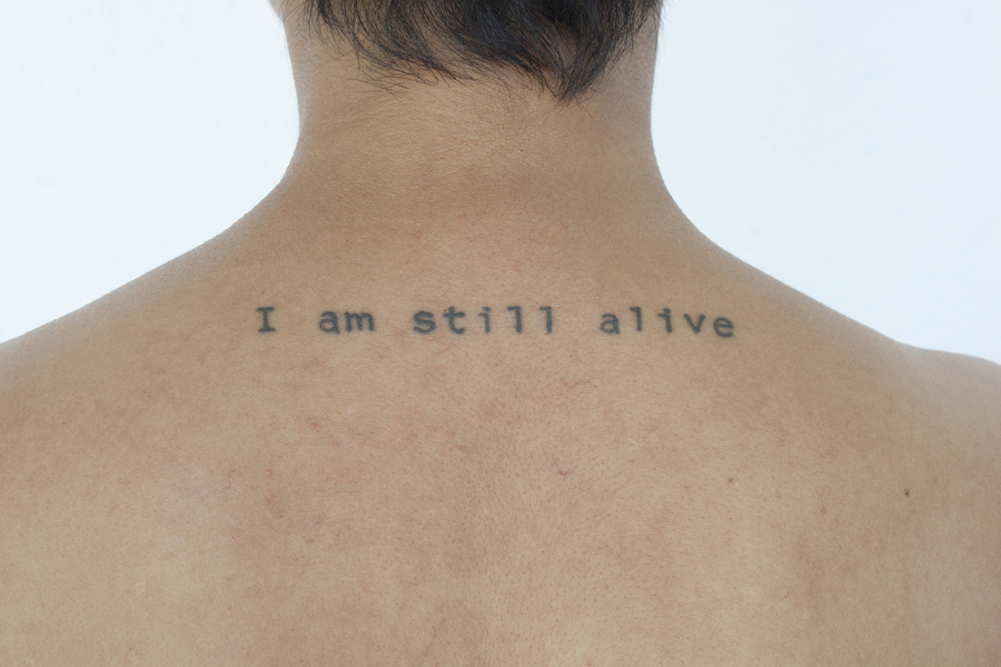 Melissa Guevara, I'm still alive, 2015, tatuaje en el cuerpo de la artista, registrado en fotografía. Cortesía de la artista