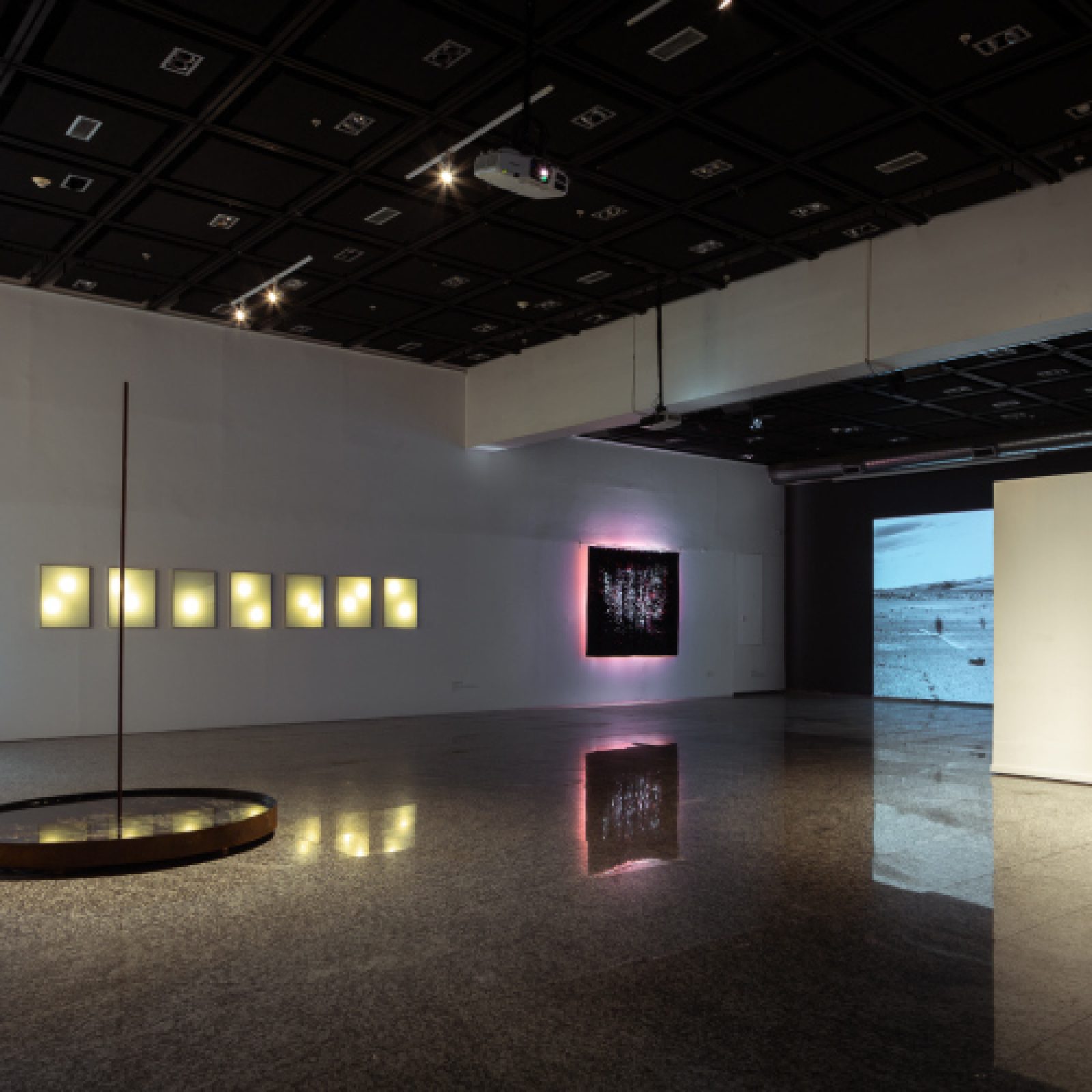 Vista de la exposición "La Poética del Residuo", de Catalina González y Carlos Rivera, en la Sala de Arte CCU, Santiago de Chile, 2018. Foto: Felipe Ugalde