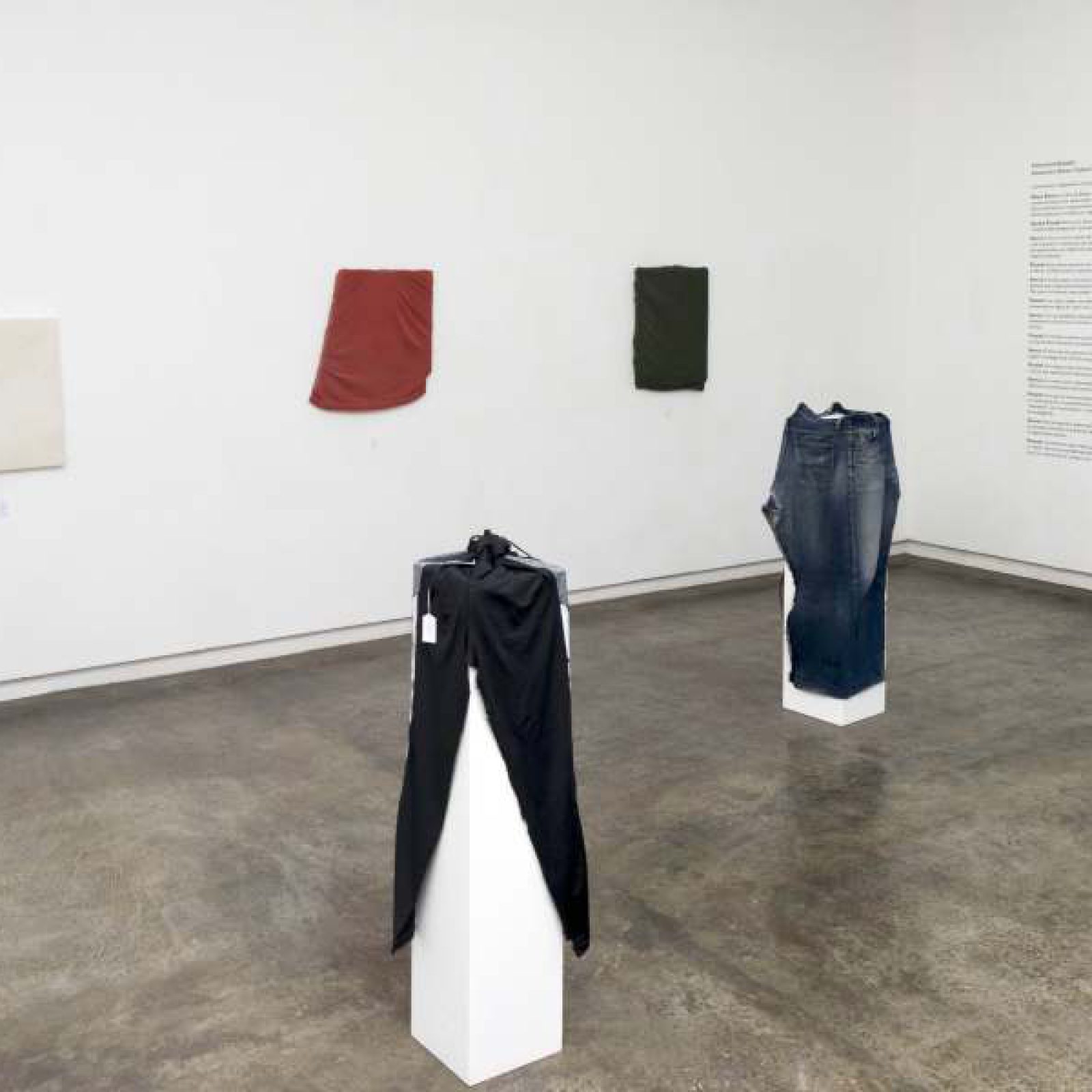 Vista de la muestra "Instrumentalizados", de Alessandro Balteo-Yazbeck, en la galería Carmen Araujo Arte, Caracas, 2018. Foto cortesía de la galería
