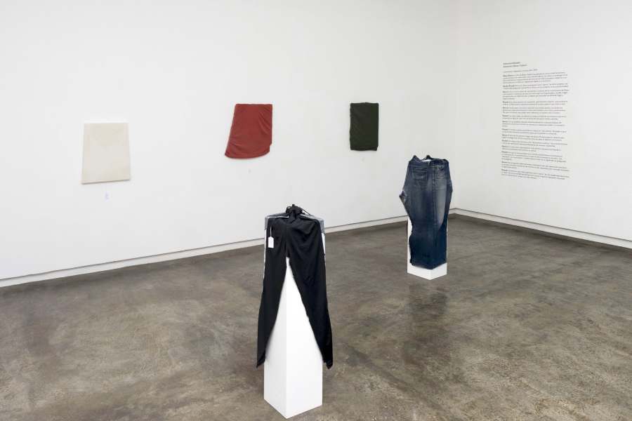 Vista de la muestra "Instrumentalizados", de Alessandro Balteo-Yazbeck, en la galería Carmen Araujo Arte, Caracas, 2018. Foto cortesía de la galería