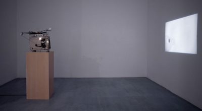 Mario García Torres, Xoco, The Kid Who Loved Being Bored (cont.), vista de la exposición en la Galería Elba Benítez, Madrid, 2014. Cortesía: Galería Elba Benítez