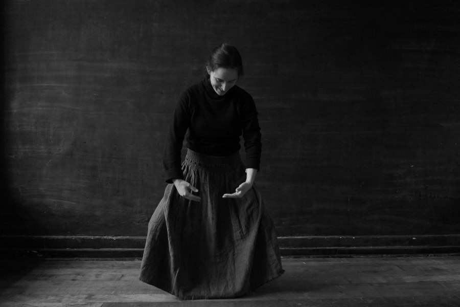 Catalina Bauer, Primeras Palabras (en colaboración con Amelia Ibáñez), 2014, still de video, 4 min 42 s. Cortesía: Die Ecke Arte Contemporáneo, Santiago de Chile