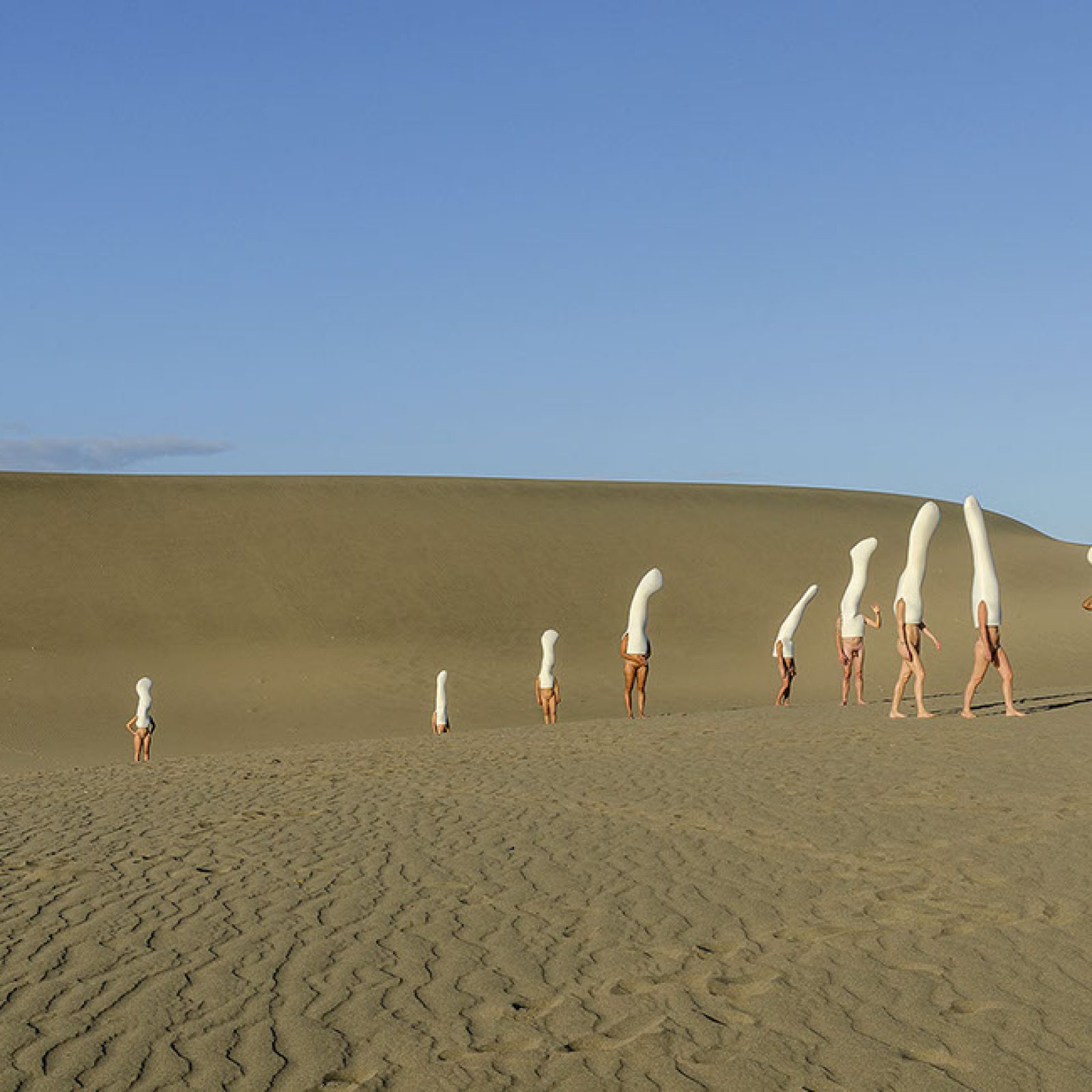 Raquel Paiewonsky, Dunas, 2014, serie de 3 fotografías, impresión digital, 72 x 107 cm cada una. Cortesía de la artista