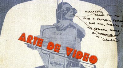 Catálogo de la exposición Arte de video, Museo de Arte Contemporáneo de Caracas, 1975. Diseño gráfico: Soledad Mendoza. Dedicatoria a Margarita D’Amico por Charlotte Moorman.