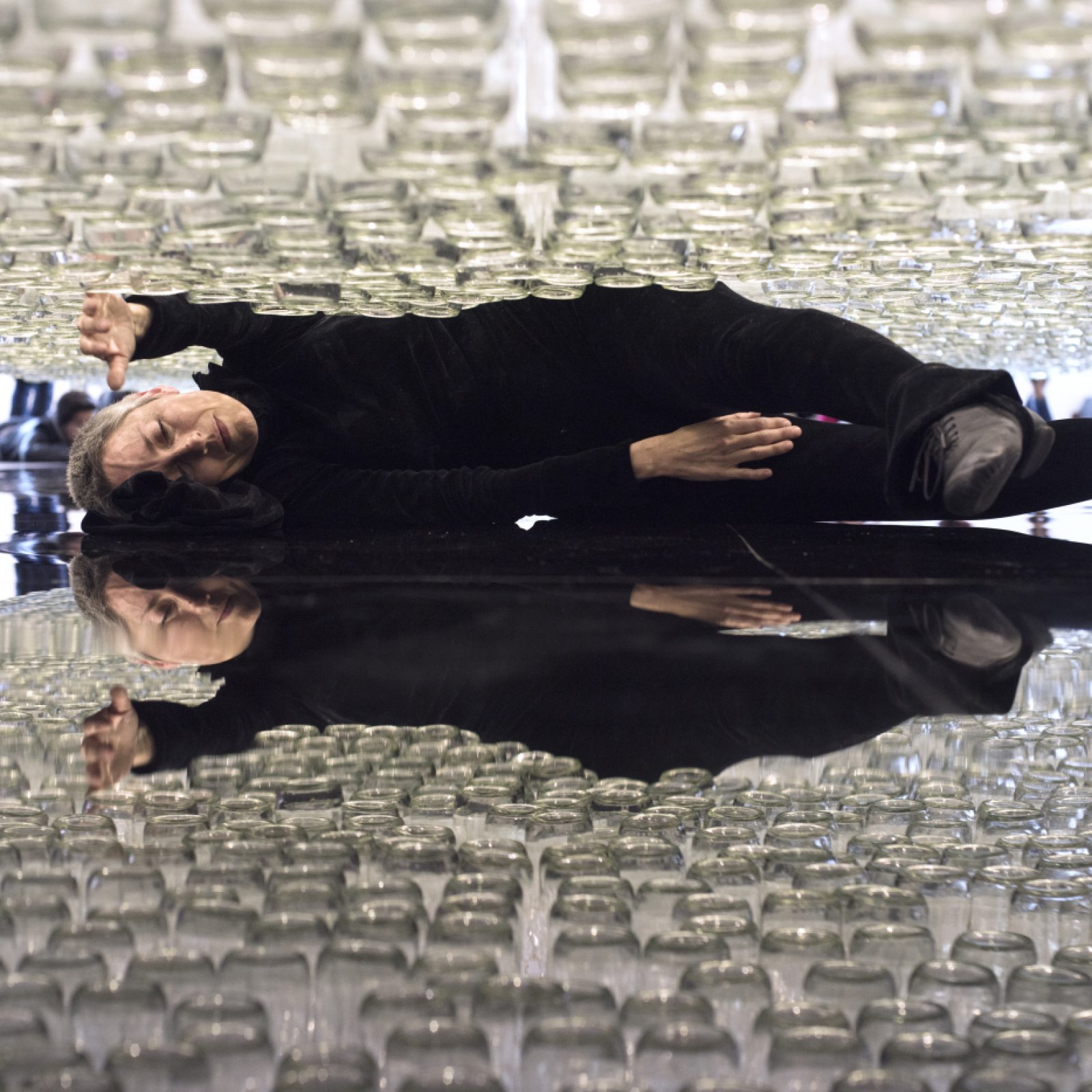 María José Arjona, Línea de vida, 2016, performance de larga duración. Botellas de vidrio, acrílico y cuerdas enceradas. Cortesía de la artista y LARA. Registro realizado en ocasión de su muestra en el Museo de Arte Moderno de Bogotá (Mambo), 2018
