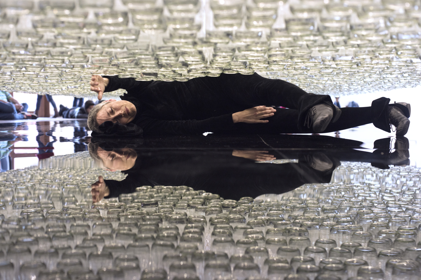 María José Arjona, Línea de vida, 2016, performance de larga duración. Botellas de vidrio, acrílico y cuerdas enceradas. Cortesía de la artista y LARA. Registro realizado en ocasión de su muestra en el Museo de Arte Moderno de Bogotá (Mambo), 2018