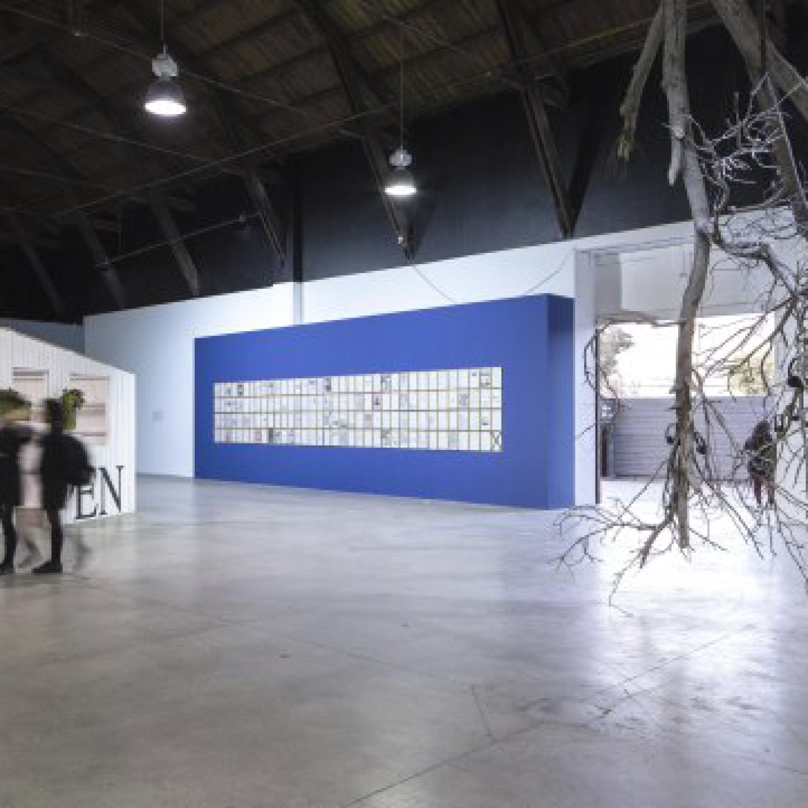 Vista de la exposición "Hoffmann’s House Presenta: Los Nuevos Sensibles", en la galería de artes visuales de Matucana 100, 2018. Foto: Benjamín Matte