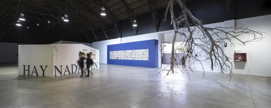 Vista de la exposición "Hoffmann’s House Presenta: Los Nuevos Sensibles", en la galería de artes visuales de Matucana 100, 2018. Foto: Benjamín Matte