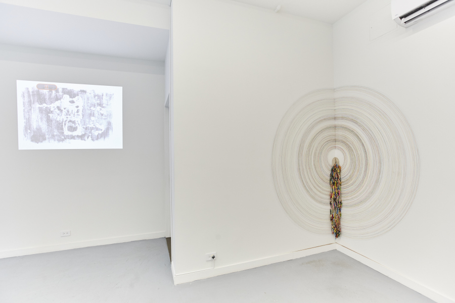 Vista de la exposición "Two Lines Twining a Soul (Dos líneas tocando un cántaro)", de Catalina Bauer, en Proxyco Gallery, Nueva York, 2018. Foto cortesía de Beca de Arte CCU, Santiago de Chile