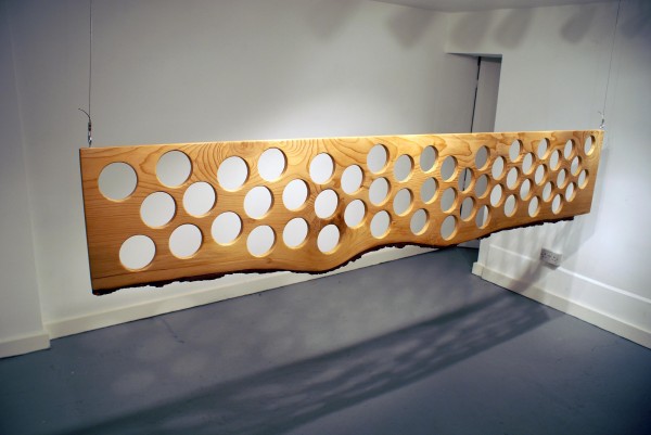Michael Petry, Party, 2008, madera lijada, cuerdas de metal, instalación en Westbrook Gallery, Londres