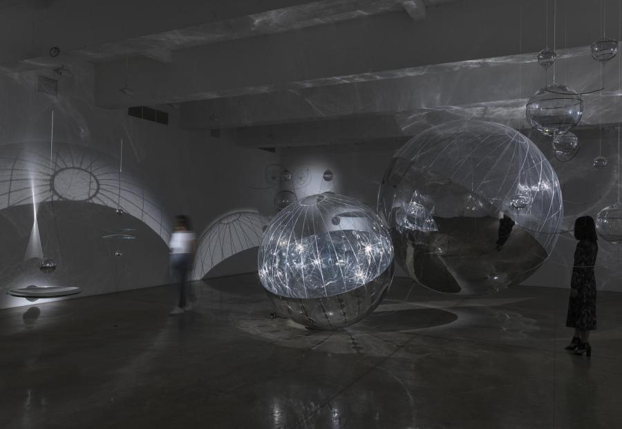 Vista de la exposición "Solar Rhythms", de Tomás Saraceno, en Tanya Bonakdar Gallery, Nueva York, 2018. Cortesía del artista y Tanya Bonakdar Gallery