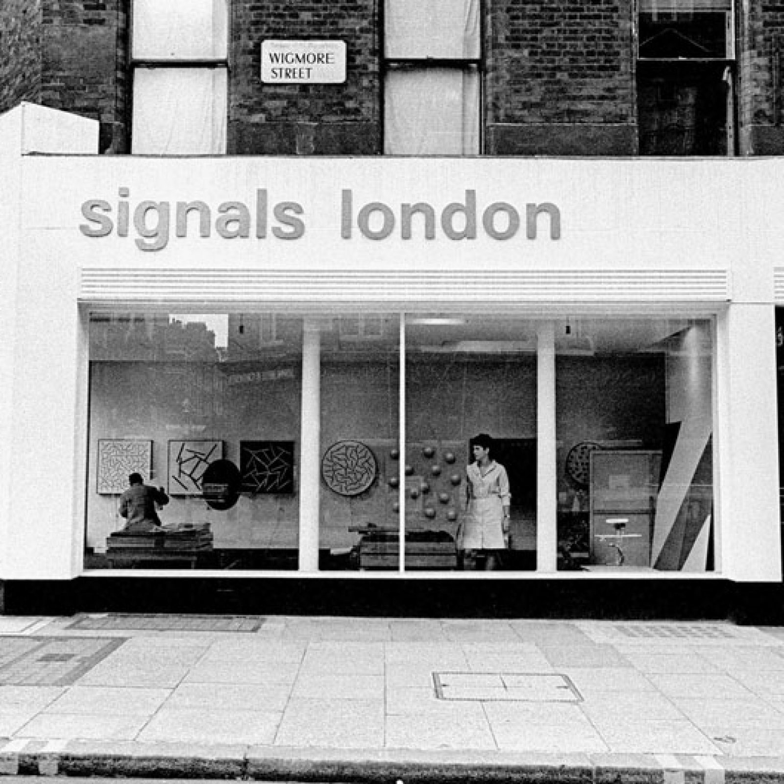 Vista del exterior de la galería Signals London en 39 Wigmore Street, Londres, 1966. Cortesía: Sotheby's Londres