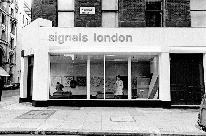 Vista del exterior de la galería Signals London en 39 Wigmore Street, Londres, 1966. Cortesía: Sotheby's Londres
