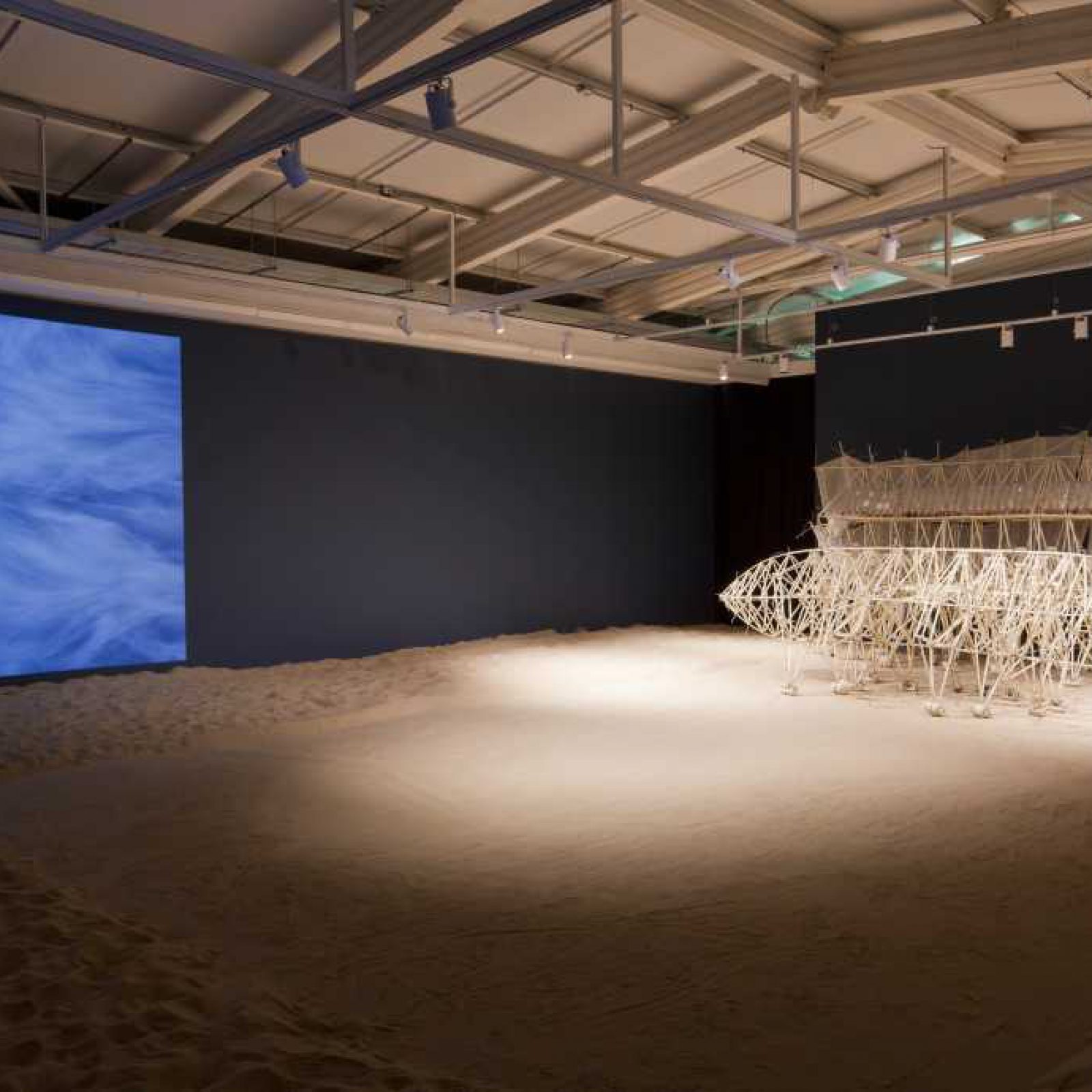 Vista de la exposición "Algoritmos del viento", de Theo Jansen, en el centro Nacional de Arte Contemporáneo Cerrillos, Santiago de Chile, 2018. Foto: Sebastián Mejía