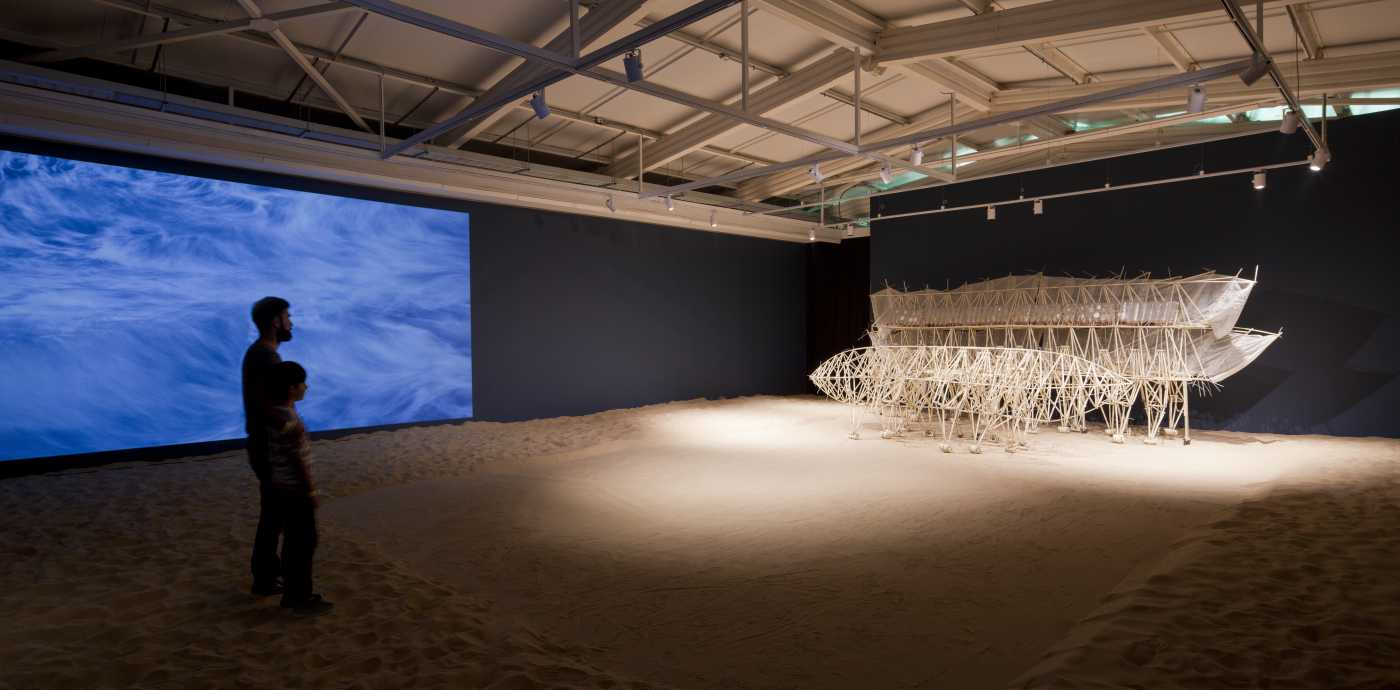 Vista de la exposición "Algoritmos del viento", de Theo Jansen, en el centro Nacional de Arte Contemporáneo Cerrillos, Santiago de Chile, 2018. Foto: Sebastián Mejía