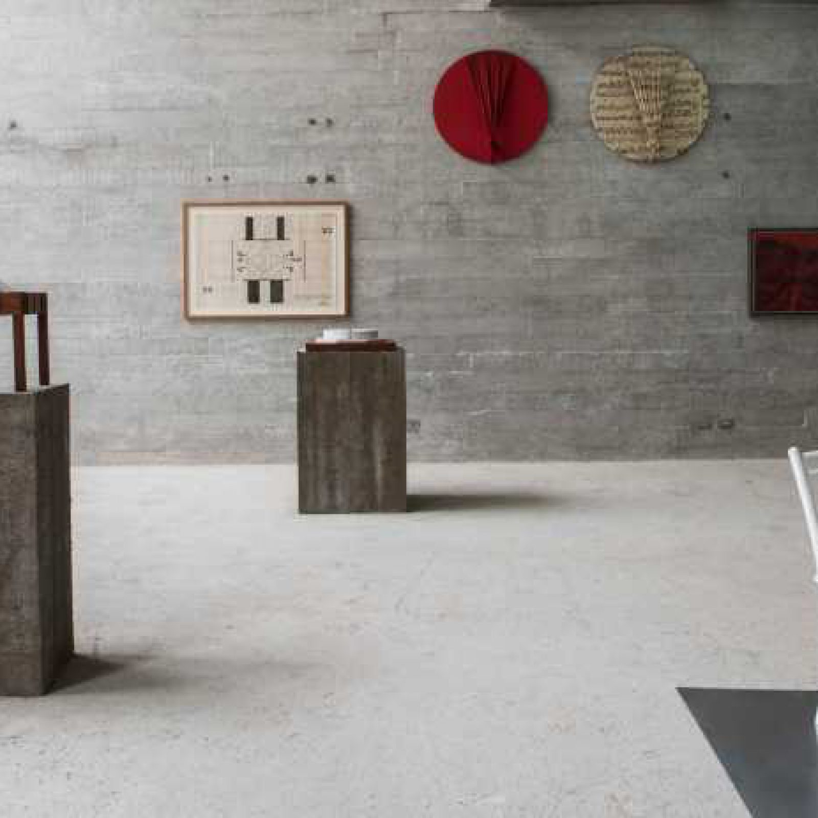 Vista de la exposición Trans / Cis, de , Jorge Eielson (1924-2006) y Emilio Rodríguez-Larraín (1928-2015), en Revolver Galería, Lima, 2018. Cortesía de la galería