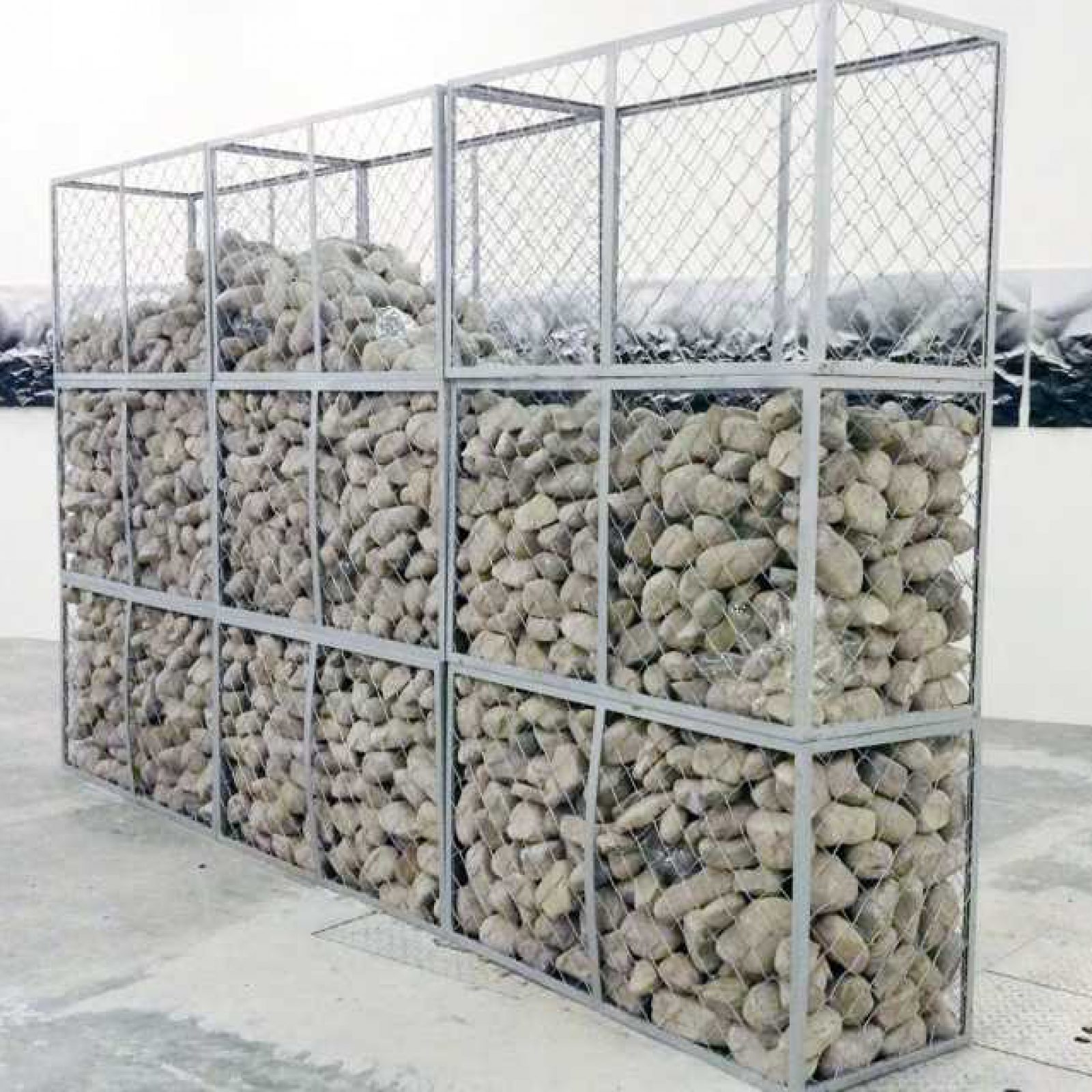 María Roldán, Muro de la vergüenza, 2015, malla metálica, estructura metálica soldada, vidrio borosilicato, piedras de río, 210 x 360 x 55 cm. Cortesía: Instituto de Visión