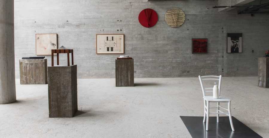 Vista de la exposición Trans / Cis, de , Jorge Eielson (1924-2006) y Emilio Rodríguez-Larraín (1928-2015), en Revolver Galería, Lima, 2018. Cortesía de la galería