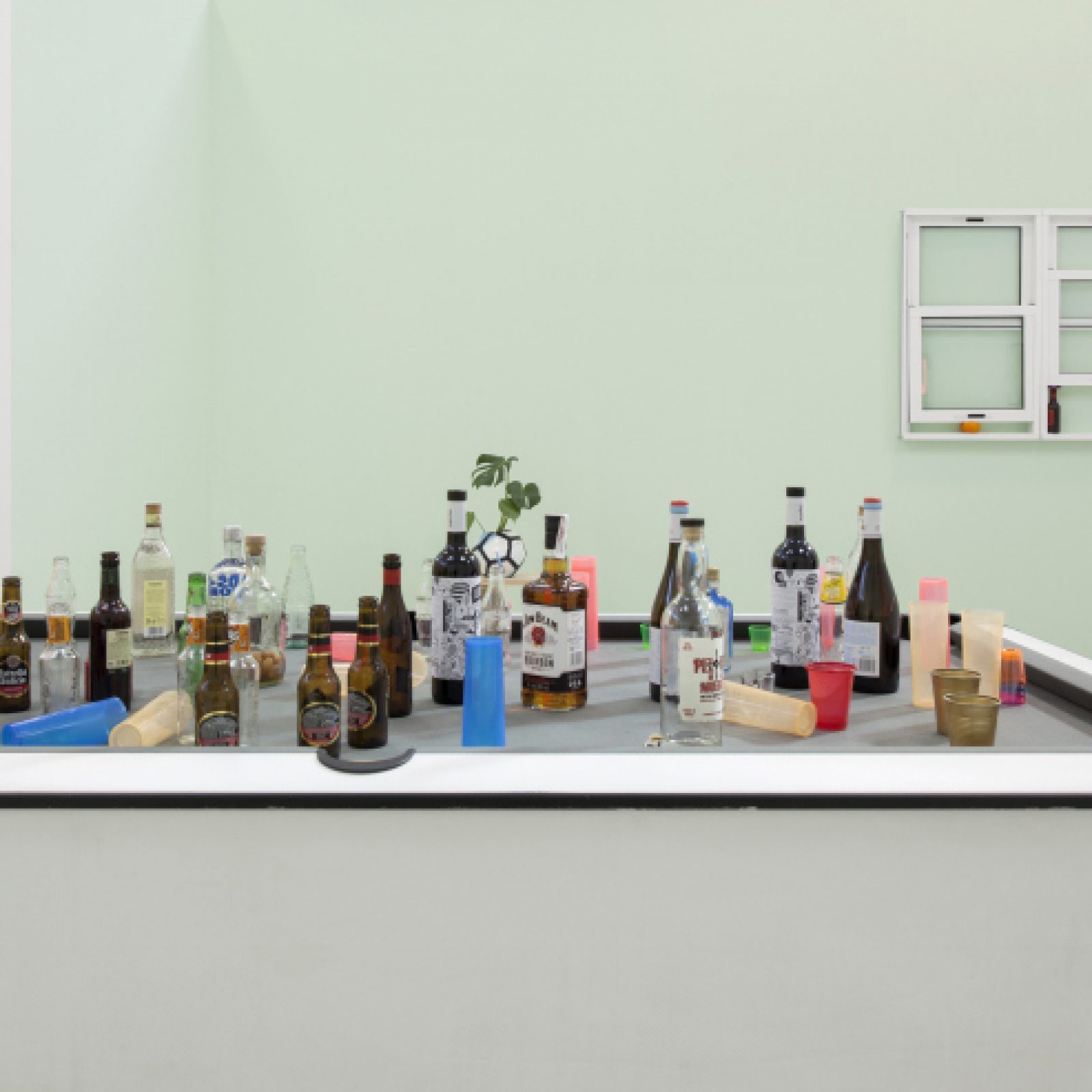 Vista de la exposición “Meditations in an ugly hotel room”, de Radamés “Juni” Figueroa, L21, Palma de Mallorca, España, 2018. Cortesía: L21