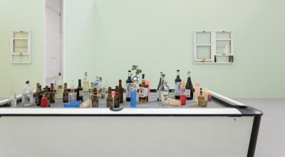Vista de la exposición “Meditations in an ugly hotel room”, de Radamés “Juni” Figueroa, L21, Palma de Mallorca, España, 2018. Cortesía: L21